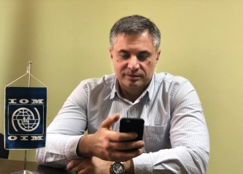 Armen, a virtual counsellor at the IOM mission in Yerevan, speaks with Armenians in Germany who are considering returning to their country of origin.